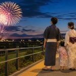 子連れ花火大会でベビーカーと帰り方を確認する家族