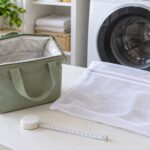保冷ランチバッグと洗濯ネット、メジャーを並べたイメージ